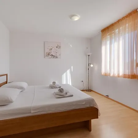 Apartment Mirela Petrcane