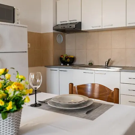 Apartment Mirela *