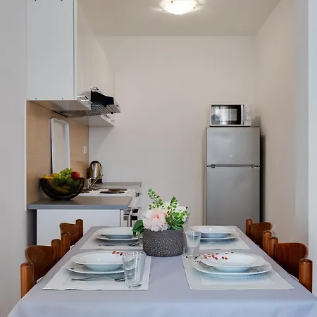 Apartment Mirela Petrcane