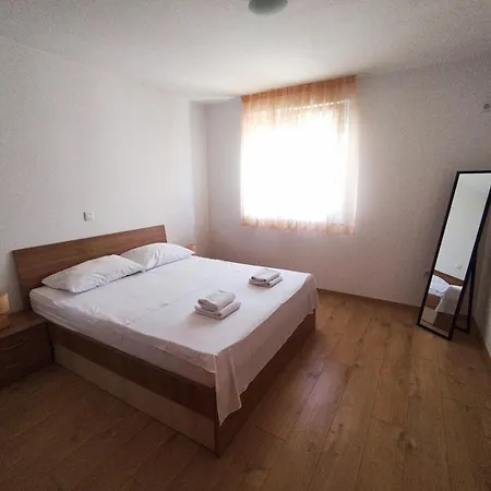Apartamento Mirela Petrcane