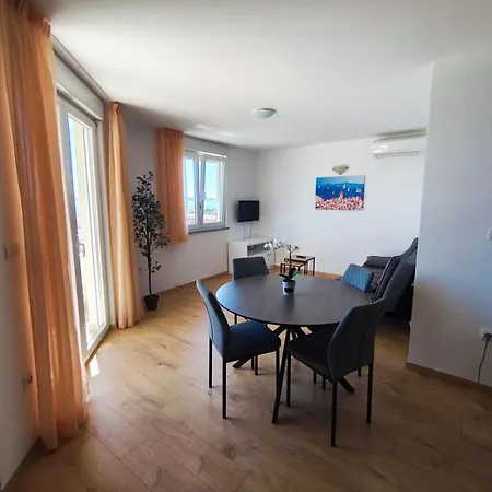 Apartamento Mirela Petrcane