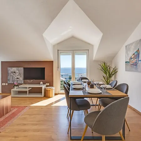 Apartment Mirela Petrcane