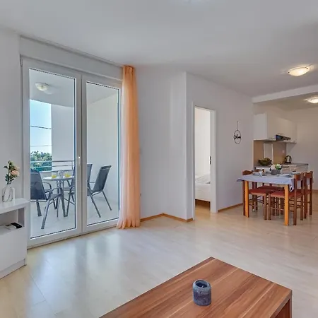 Apartment Mirela Petrcane