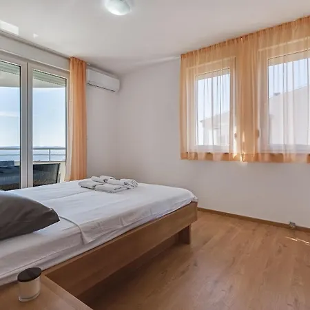 Apartment Mirela Petrcane